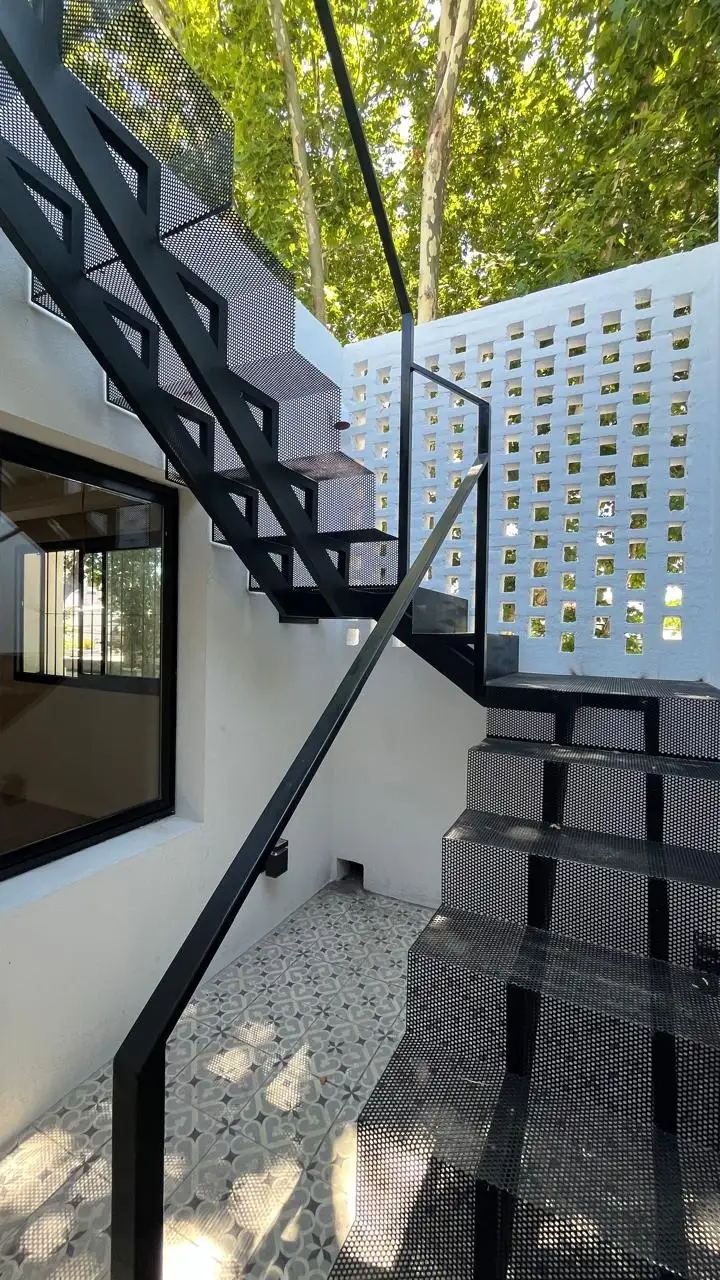 Escaleras metálicas rectas, en curva y de caracol